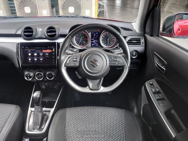 スポーティーなデザインと機能性の高いインパネ周り。ナビゲーションパネルやエアコンの操作系を運転席側に5度傾けて配置。 スズキ スイフト