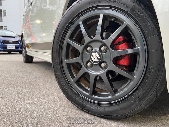 エクステリアは、カーボン調フロントバンパーアッパーガーニッシュ「WORKS」、ブラック塗装の15インチアルミホイールを装備 スズキ アルトワークス