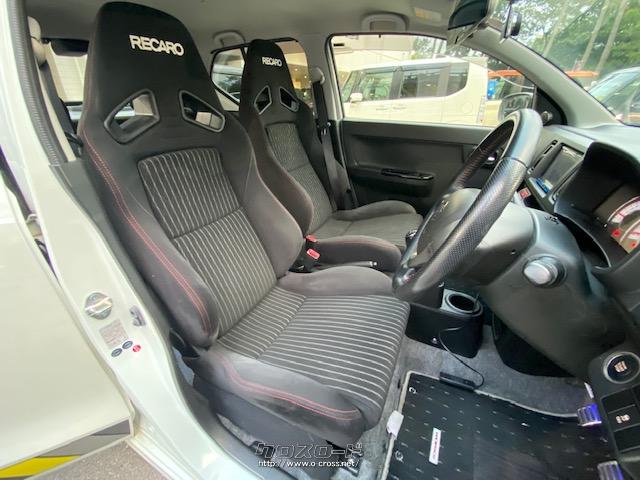 インテリアには、スポーティーな走行時に体をしっかり支える専用レカロ製フロントシート、本革巻ステアリングホイールを装備した スズキ アルトワークス