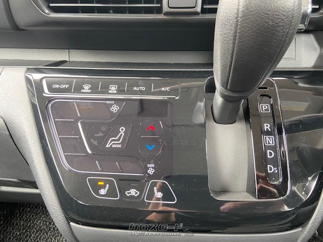 オートエアコンパネルは、上質感と高い視認性を実現したタッチパネル式を採用し、風量調節スイッチと表示部をコンパクトに一体化することで、操作性を向上させた 三菱 eKクロススペース