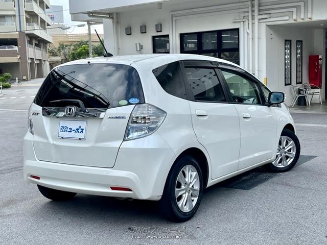 特徴的なメッキ+クリアブルー塗装を施したヘッドライトやクロームメッキフロントグリル、クリアLEDリアコンビネーションランプを採用 ホンダ フィットハイブリッド