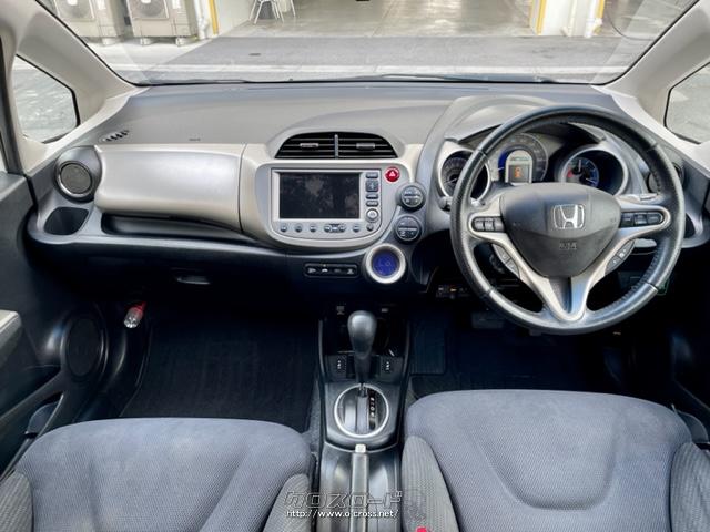 「ナビプレミアムセレクション」は、Honda HDDインターナビシステム、ETC車載器、VSA(ABS+TCS+横すべり抑制)、シートヒーターなど快適装備を数多く採用する。 ホンダ フィットハイブリッド