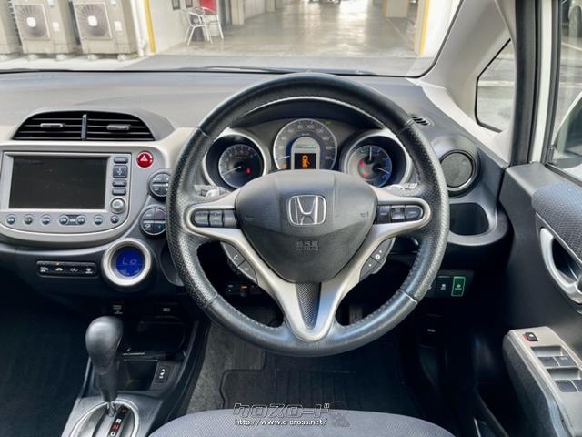 革調のハンドルは高級感を演出とともに運転中でもオーディオの操作が可能なステアリングスイッチが搭載。 ホンダ フィットハイブリッド