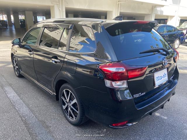 シルバー塗装を施したルーフモールを設定し、のびやかさを演出。シートデザインは、シートバックにグレーのストライプ加飾を採用 トヨタ カローラフィールダー