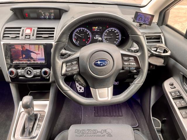 ステアリングには、スポーティな印象を高めるDシェイプステアリングを採用することで、走りへの期待感を高めた スバル レヴォーグ