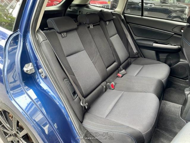 後部座席は足元、天井ともに余裕があり三人座れます。 スバル レヴォーグ