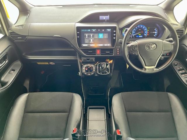 インテリアは、専用内装色(ブラック×ブラック)を特別設定し、天井やピラーなどのインテリアをブラックで統一するとともに、センタークラスターパネルなどにピアノブラック塗装を施し、質感を向上 トヨタ ノア