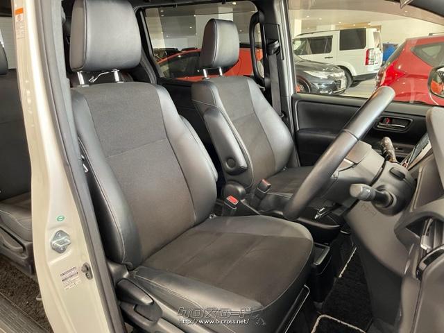 ファブリックと合成皮革を組み合わせたシート表皮にアクセントカラーとしてホワイトのステッチを施した専用シートの採用により、黒を基調に白を挿し色とした「W×B」のモノトーンの世界観を創出 トヨタ ノア