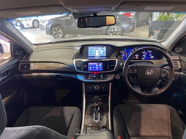 ステアリングやダッシュボードまわりにウッド調が使用され高級感を感じてる一台 ホンダ アコードハイブリッド