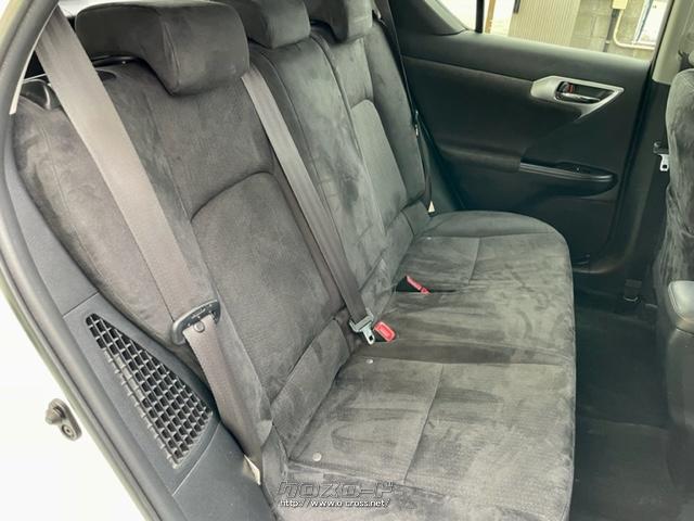 セカンドシートは足元が広々としており、リラックスできる空間となっております。 レクサス CT