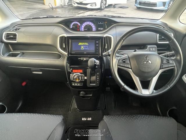 インテリアではインパネアッパーガーニッシュをブルーメタリックとすることでエコイメージを演出したほか、モーターパワーメーターを組み合わせたブルー基調のハイブリッド専用メーターを採用 三菱 デリカD:2