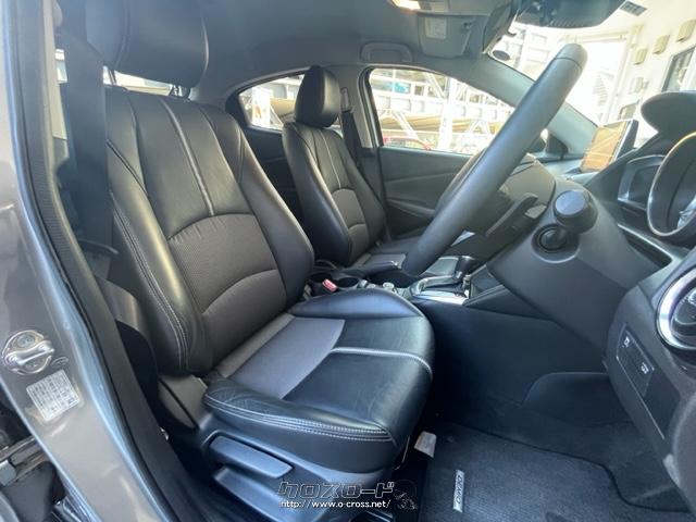 黒を基調に、グレーのメカニカルなファブリックとシルバーのストライプやステッチを効果的に使い、シックでクールな大人の世界を表現。 マツダ デミオ