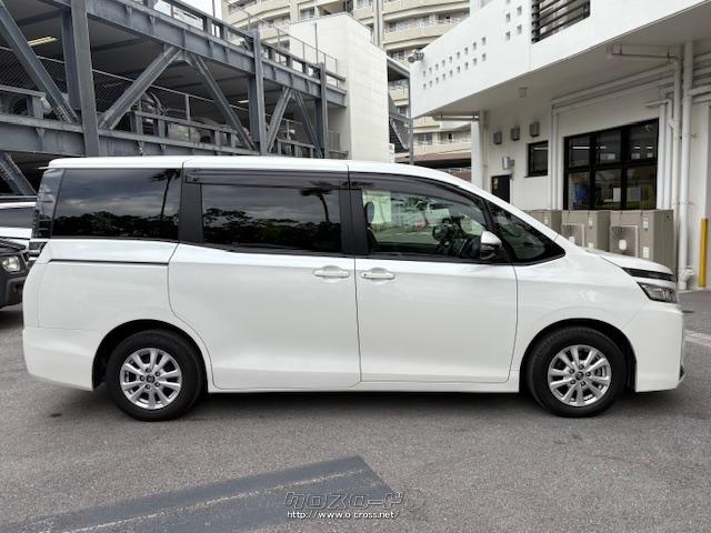 「ヴォクシー」のバリエーションは、ガソリン車では、15インチアルミホイールを装備した「V」 トヨタ ヴォクシー