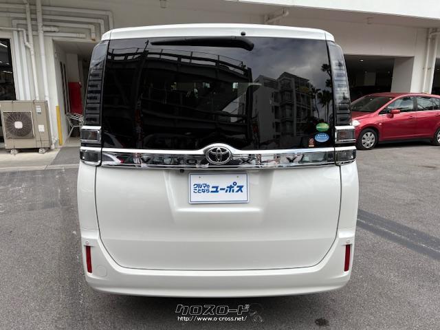 リヤコンビネーションランプとバックドアガーニッシュはワイド感を表現する新デザインを採用。 トヨタ ヴォクシー