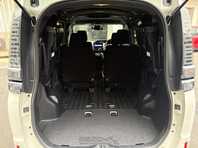 ボディタイプミニバン・ワンボックスドア数5ドア乗員定員7名 トヨタ ヴォクシー