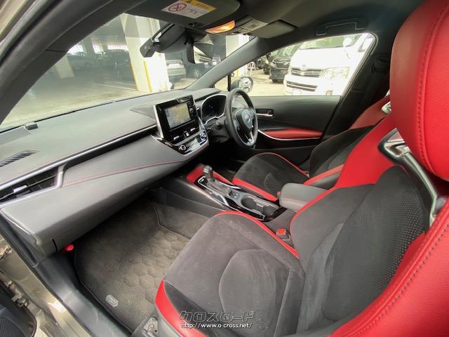 開放感の感じられる室内空間を、シルバー加飾とブラックパネル構成で統一した トヨタ カローラスポーツ