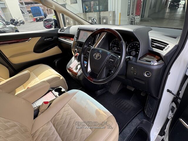 杢柄の間に金属的な輝きを持たせ深みを表現した上質な茶木目調 トヨタ アルファード