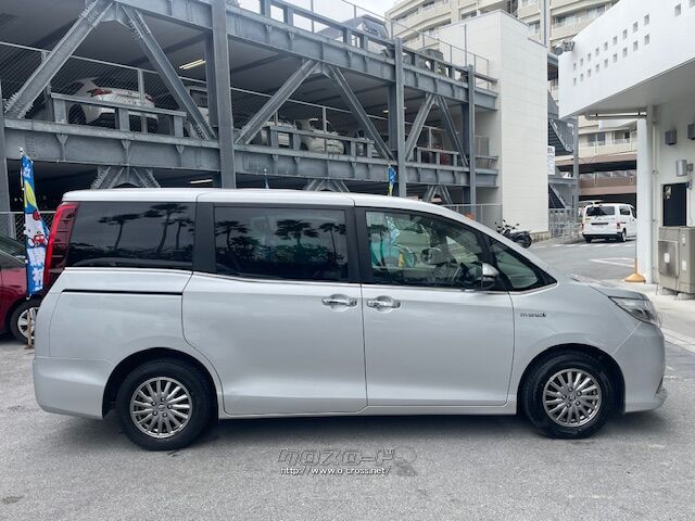 エクステリアは、バンパー下部まで伸びる堂々とした縦基調のフロントグリルをはじめ、 トヨタ エスクァイア