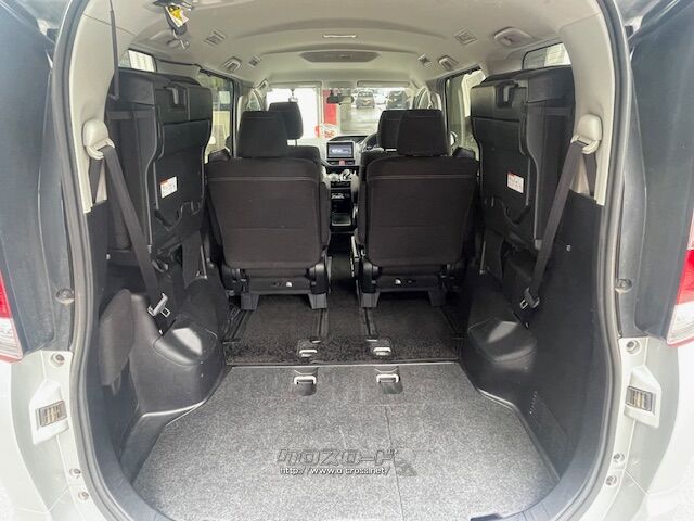 フロントシンボルマークは、車名の語源である中世ヨーロッパの従騎士の盾と矛のほか、 トヨタ エスクァイア