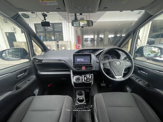 安全装備として、夜間走行時に室内カメラのセンサーが先行車や対向車のヘッドランプ、 トヨタ エスクァイア