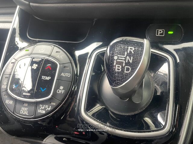 合成皮革をあしらい、金属調加飾やステッチを採用。 トヨタ エスクァイア