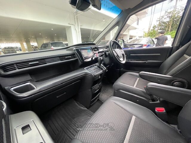 ブラックをベースにした深みのある色調と、硬質な素材感で艶やかなコーディネート ホンダ ステップワゴン