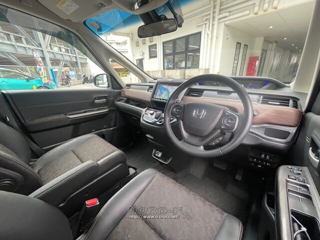 クロスター専用のプライウッド調パネルを採用。 ホンダ フリード