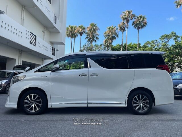 ロアグリルと一体化し、縦に厚みを持たせたメッキ加飾の大型フロントグリル トヨタ アルファード