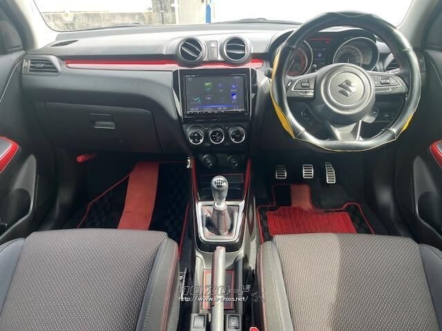 インテリアは、スポーツ走行時などに運転姿勢をしっかり支える形状の専用フロントシー スズキ スイフト