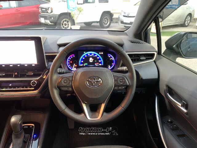 開放感の感じられる室内空間を、シルバー加飾とブラックパネル構成で統一した。 トヨタ カローラスポーツ