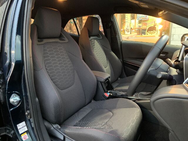 ホールド性を追求した、新開発のスポーツシートを採用。 トヨタ カローラスポーツ