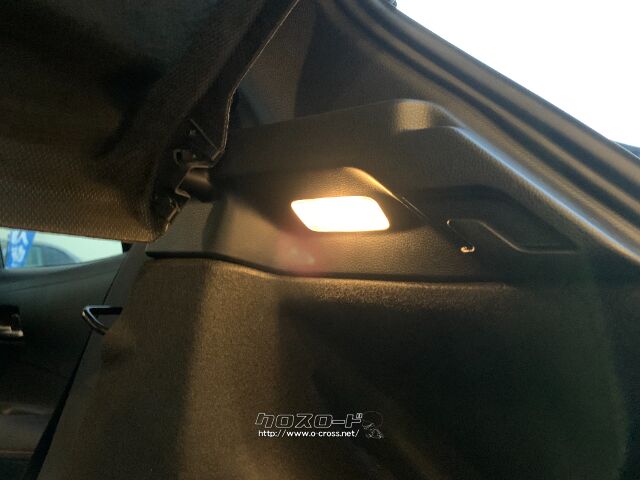 ラゲッジスペースには照明が装備されています。 トヨタ カローラスポーツ