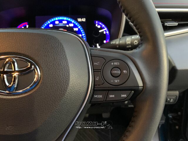 右側にはレーダークルーズコントロールの操作スイッチが配置されています。 トヨタ カローラスポーツ