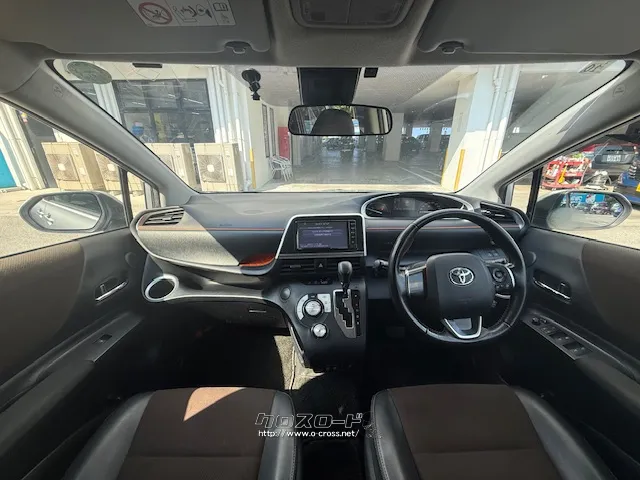 ステアリングホイールの随所にオレンジのステッチを施し、おしゃれな室内空間を演出 トヨタ シエンタ