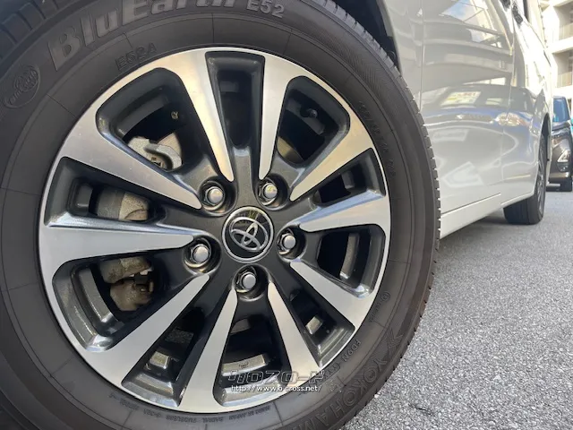 切削光輝加工にダークグレーメタリック塗装を施した新開発の15インチアルミホイール トヨタ エスクァイア