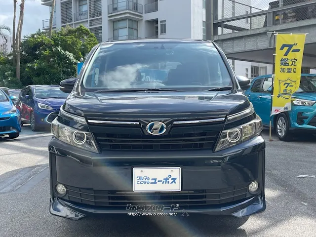 ネッツエンブレムを強調した、ヘッドランプと連続する上下二段構成のフロントグリル トヨタ ヴォクシー