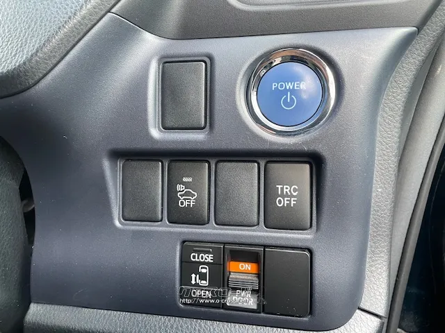 お問い合わせはユーポス奥武山店まで!098-852-0810 トヨタ ヴォクシー