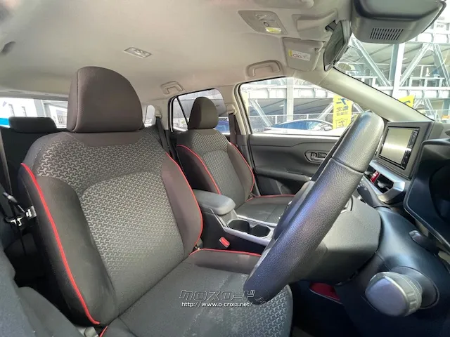 転席側に向けて配置された操作パネル類、左手を伸ばした自然な位置に配置したシフト トヨタ ライズ