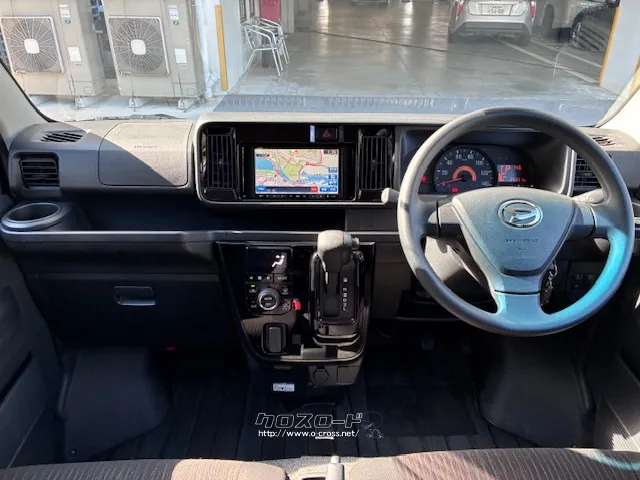 インテリアはブラック基調の統一感あるインパネ・シートとした ダイハツ アトレーワゴン