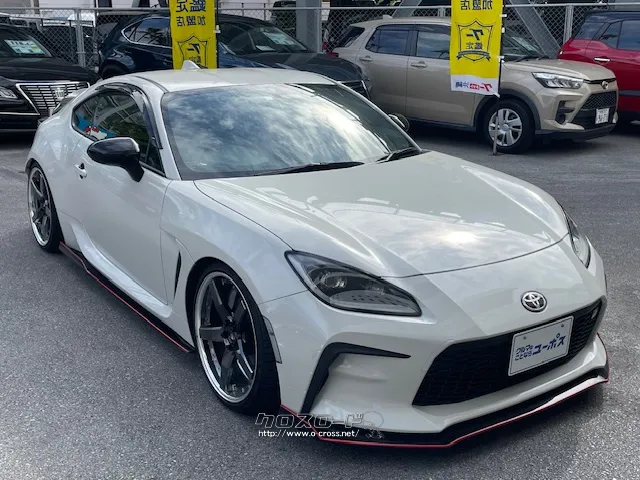 水平に通ったフェンダートップはFRスポーツを主張する造形となっている。 トヨタ GR86