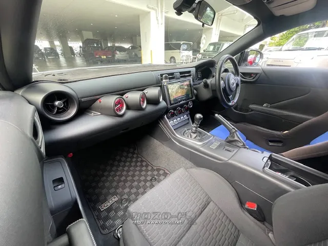 水平に構成されたインパネとスイッチなどの操作系を最適配置し、運転に集中できる空間 トヨタ GR86