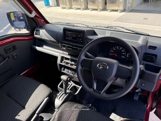 内装はパネルはブラックで統一 ダイハツ ハイゼットトラック