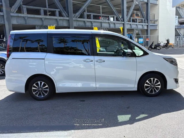 外装の随所に黒を基調とした世界観を引き立てるスモークメッキを採用 トヨタ エスクァイア