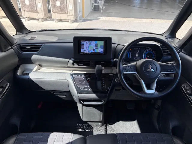 ブラックを基調色とした水平基調のインストルメントパネル 三菱 デリカミニ