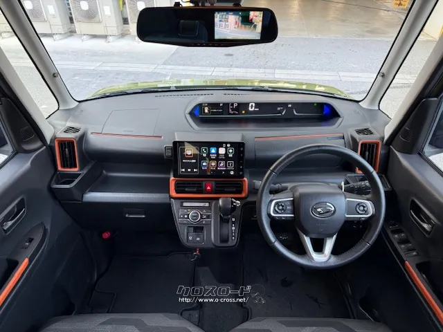 ブラック&オレンジで統一された内装パネル ダイハツ タント