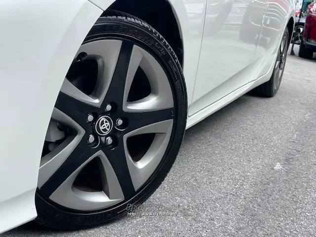 17インチアルミホイールは、樹脂加飾部にチタン調の塗装を採用 トヨタ プリウス