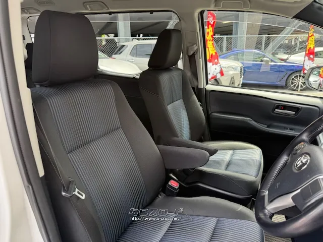 ホールド感とクッション性を兼ね備えたフロントシート トヨタ ヴォクシー