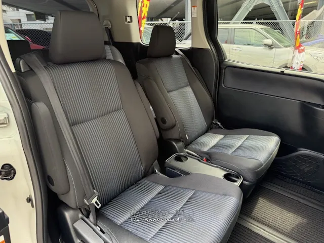 独立側のセカンドシート トヨタ ヴォクシー