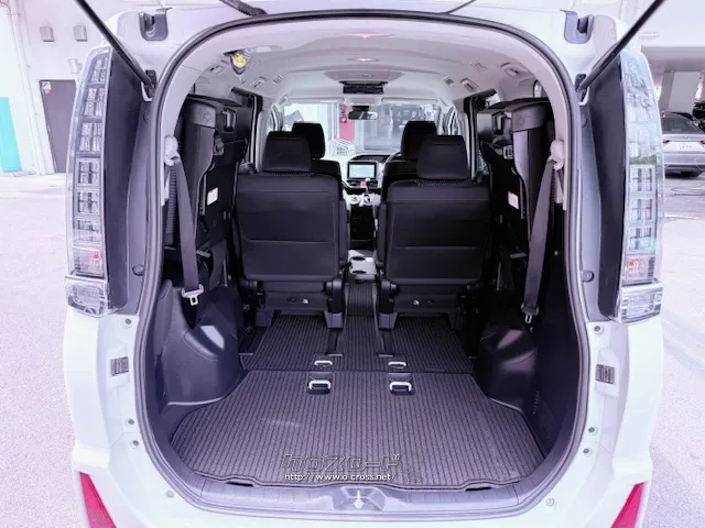 シートを上げれば大容量の収納スペースが確保できます トヨタ ヴォクシー