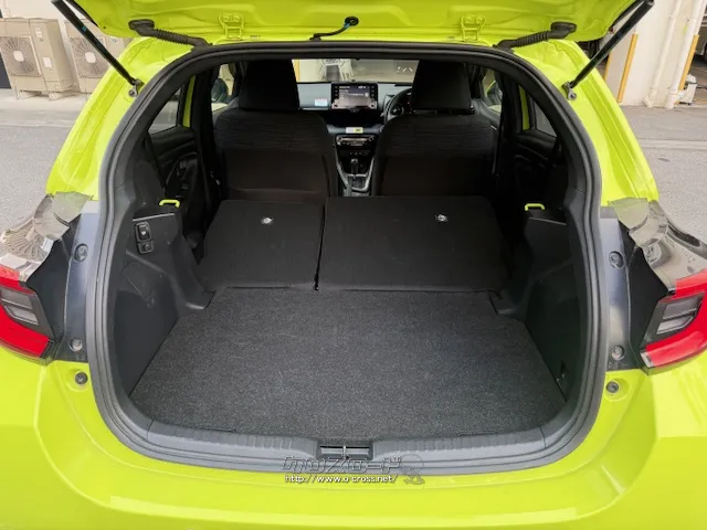 シートを倒せば急な大荷物にも対応 トヨタ ヤリス